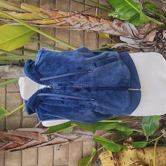 Calia by Carrie Underwood blue fuzzy vest medium - Picture 2 of 10